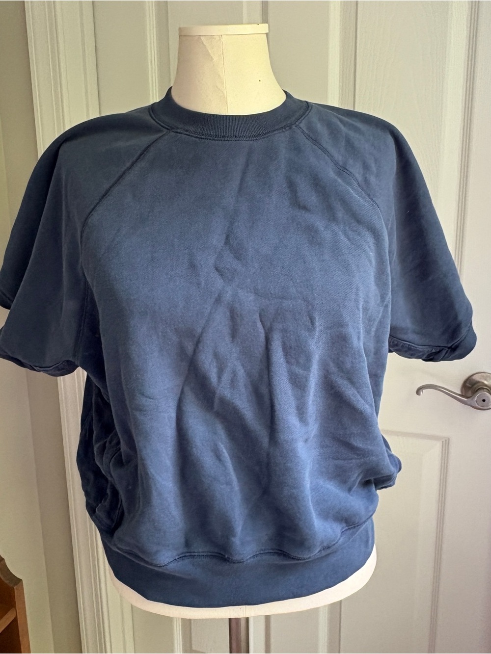 SKIMS cropped sweatshirt short sleeve top blue quilted sides.